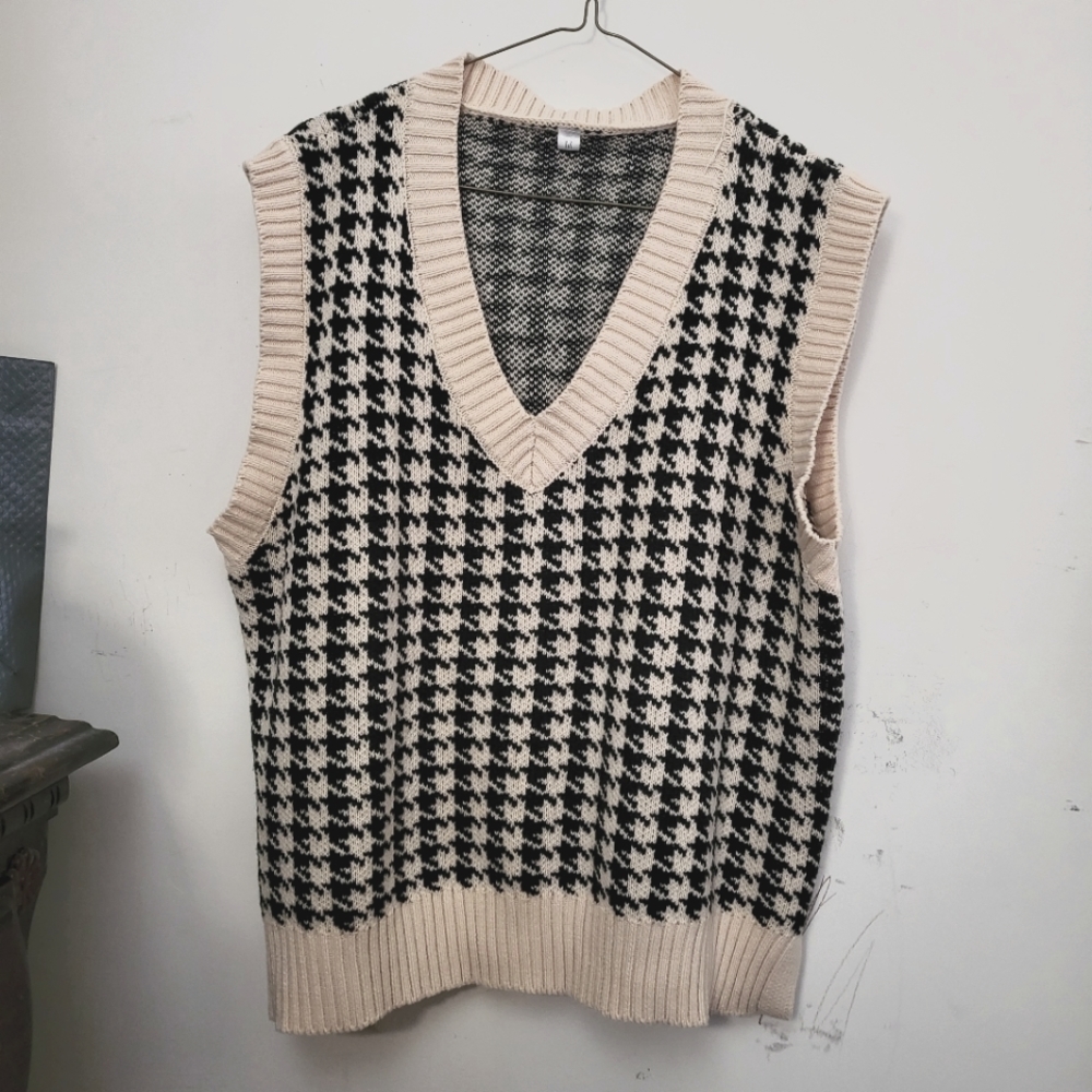 Knitted Sweater Vest - Black and White